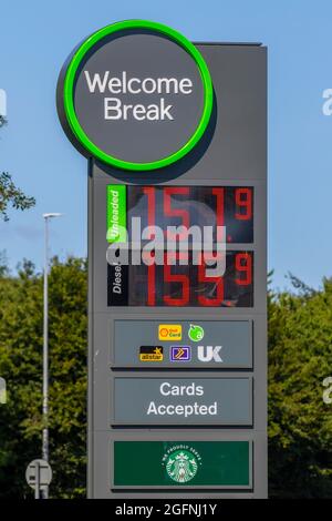 Charnock Richard M6 Service Station, Lancashire. Wetter in Großbritannien. 26 August 2021. Die Preise für Benzin und Diesel steigen um 20 Cent, da der Autobahnverkehr für das Feiertagswochenende ansteigt. Quelle: MediaWorldImages/AlamyLiveNews Stockfoto