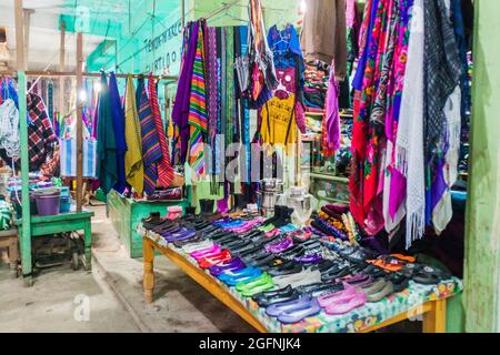 SAN MATEO IXTATAN, GUATEMALA, 19. MÄRZ 2016: Kleiderstand auf einem Markt im Dorf San Mateo Ixtatan. Stockfoto