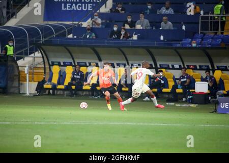 Nicht exklusiv: KHARKIV, UKRAINE - 24. AUGUST 2021 - Spieler des FC Shakhtar Donetsk Mykola Matviyenko (L) und AS Monaco France Djibril Sidibe sind zu sehen Stockfoto