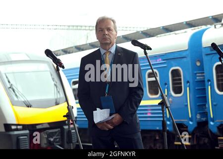 KIEW, UKRAINE - 26. AUGUST 2021 - Botschafter der Schweizerischen Eidgenossenschaft in der Ukraine Claude Wild nimmt an der Präsentation eines Stadler FLIRT EMU Teil Stockfoto