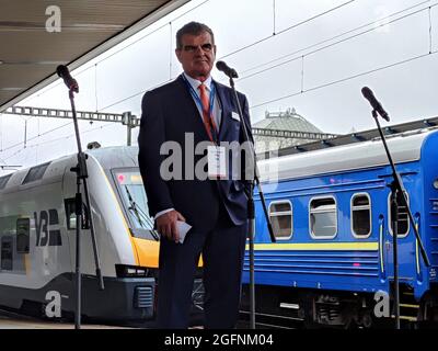 KIEW, UKRAINE - 26. AUGUST 2021 - Präsident des Verwaltungsrats der Stadler Rail Group, CEO a.i. Peter Spuhler, ist während der Präsentation abgebildet Stockfoto