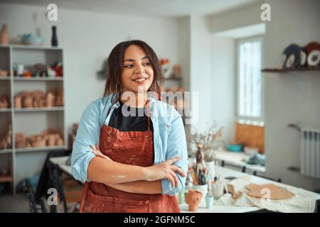 Charmante Töpferin in der Töpferei Stockfoto