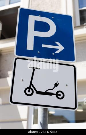 Parkschild für E-Scooter gefunden in München, Deutschland. Stockfoto