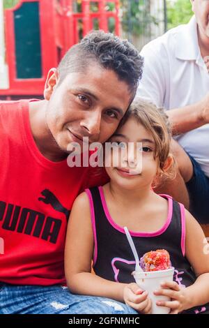 JUAYUA, EL SALVADOR - 2. APRIL 2016: Vater und Kind posieren im Dorf Juayua, El Salvador Stockfoto