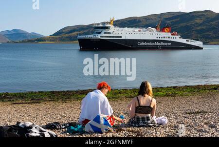 Ullapool, Schottland, Großbritannien. August 2021. Die Caledonian MacBrayne Fähre MV Loch Seaforth kommt von Stornoway aus in Ullapool an. Schottlands alternde Fähren waren den ganzen Sommer über regelmäßig mit Problemen konfrontiert, da die Fähren wegen Reparaturarbeiten außer Betrieb genommen wurden und die Schifffahrt unterbrochen oder storniert wurde. Iain Masterton/Alamy Live News. Stockfoto