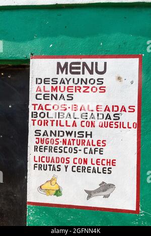 SAN MANUEL DE COLOHETE, HONDURAS - 15. APRIL 2016: Menü eines kleinen Restaurants im Dorf San Manuel. Stockfoto