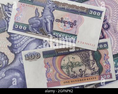 Nahaufnahme von zwei myanmarischen Hundert Kyat-Banknoten Stockfoto