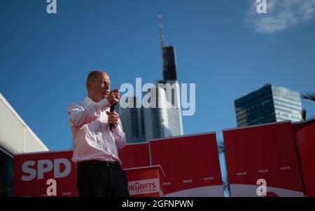 26. August 2021, Hessen, Frankfurt/Main: Bundesfinanzminister und SPD-Kanzlerkandidat Olaf Scholz spricht bei einer Diskussion unter dem Motto „Zusammenfassung. Solidarität. Zugehörigkeit.“. Im Hintergrund sind die Bürotürme der Skyline der Innenstadt zu sehen. Foto: Sebastian Gollnow/dpa Stockfoto