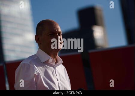 26. August 2021, Hessen, Frankfurt/Main: Bundesfinanzminister und SPD-Kanzlerkandidat Olaf Scholz spricht bei einer Diskussion unter dem Motto „Zusammenfassung. Solidarität. Zugehörigkeit.“. Im Hintergrund sind die Bürotürme der Skyline der Innenstadt zu sehen. Foto: Sebastian Gollnow/dpa Stockfoto