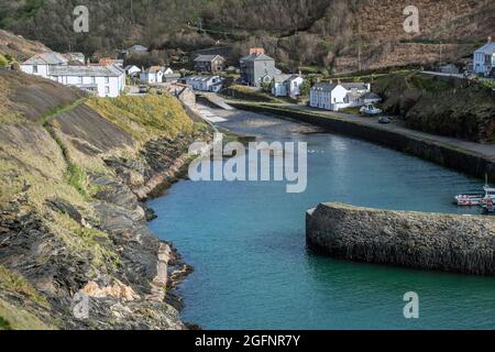 Blick auf den Hafen und das Dorf Boscastle in Cornwall, England, Großbritannien Stockfoto