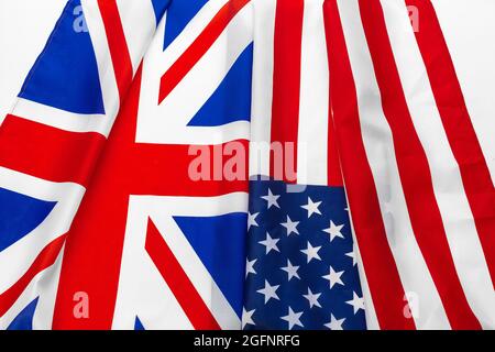 Die Flaggen der USA und die britische Union Jack Flagge winken zusammen Stockfoto