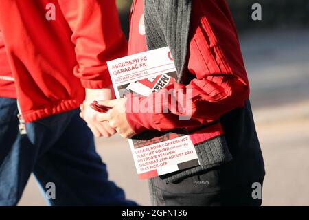 Aberdeen-Fans machen sich vor den Play-offs der UEFA Europa Conference League, dem zweiten Beinspiel im Pittodrie Stadium, Aberdeen, auf den Weg. Bilddatum: Donnerstag, 26. August 2021. Stockfoto