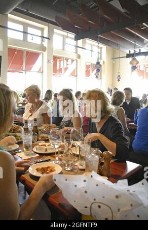 SAINT LOUIS, USA - 28. Aug 2008: Eine vertikale Aufnahme von Menschen, die in einem Restaurant in Missouri essen Stockfoto