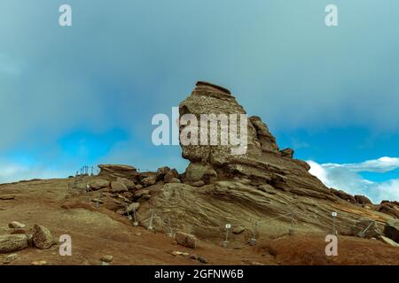 Fotografie der Sphinx aus dem Bucegi-Gebirge, Rumänien. Ein Fels, der mit der Zeit vom Wind geformt wurde und am Ende wie ein menschlicher Kopf aussieht. Stockfoto