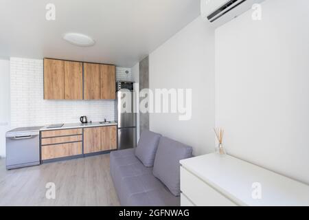 Küche und Wohnzimmer von Loft Apartment Stockfoto