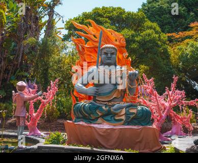 PORTO, PORTUGAL - 05. Jul 2021: Eine Buddha-Statue im Feuer, Botanischer Garten von Porto, Portugal Stockfoto
