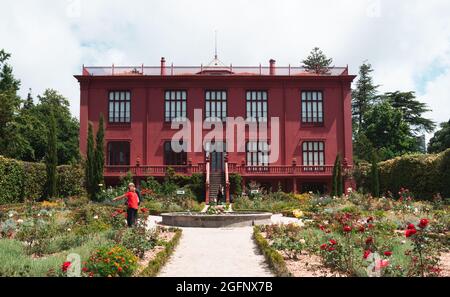 PORTO, PORTUGAL - 05. Jul 2021: Die Fassade eines rosa Gebäudes am Eingang des Botanischen Gartens von Porto, Portugal Stockfoto