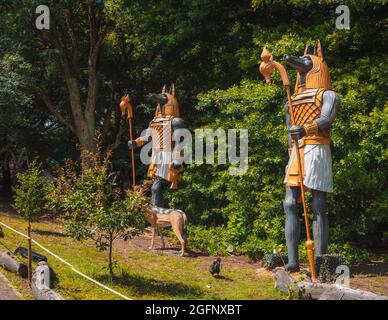 PORTO, PORTUGAL - 05. Jul 2021: Die Skulpturen von ägyptischen Paraonen im Botanischen Garten von Porto, Portugal Stockfoto