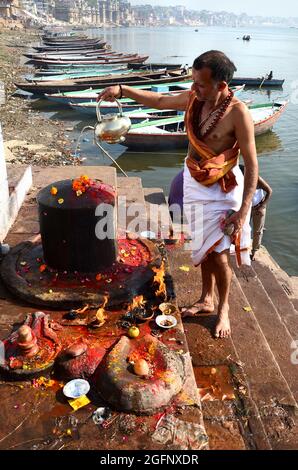 Ghats in Varanasi sind Stufen am Fluss, die zum Ufer des Flusses Ganges führen.die Stadt hat 88 Ghats. Die meisten Ghats sind Baden und Puja Zeremonie Stockfoto