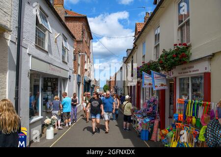 Touristen vor den Geschäften auf der Staitthe Street, Wells-next-the-Sea, Norfolk, East Anglia, England, VEREINIGTES KÖNIGREICH Stockfoto