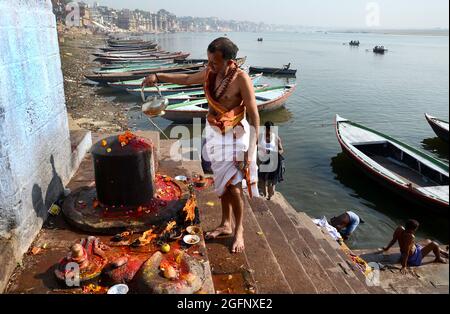 Ghats in Varanasi sind Stufen am Fluss, die zum Ufer des Flusses Ganges führen.die Stadt hat 88 Ghats. Die meisten Ghats sind Baden und Puja Zeremonie Stockfoto