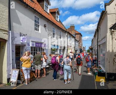 Touristen vor den Geschäften auf der Staitthe Street, Wells-next-the-Sea, Norfolk, East Anglia, England, VEREINIGTES KÖNIGREICH Stockfoto