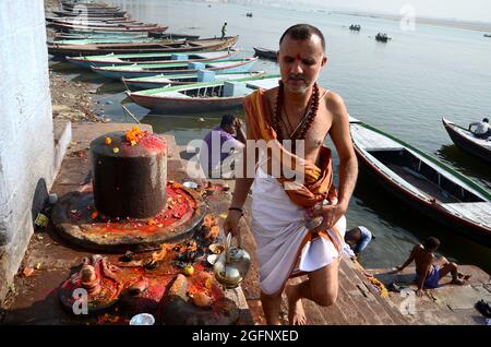 Ghats in Varanasi sind Stufen am Fluss, die zum Ufer des Flusses Ganges führen.die Stadt hat 88 Ghats. Die meisten Ghats sind Baden und Puja Zeremonie Stockfoto