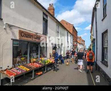 Touristen vor den Geschäften auf der Staitthe Street, Wells-next-the-Sea, Norfolk, East Anglia, England, VEREINIGTES KÖNIGREICH Stockfoto