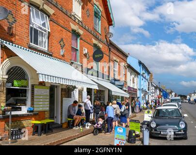 Geschäfte und Restaurants auf der High Street, Aldeburgh, Suffolk, East Anglia, England, VEREINIGTES KÖNIGREICH Stockfoto