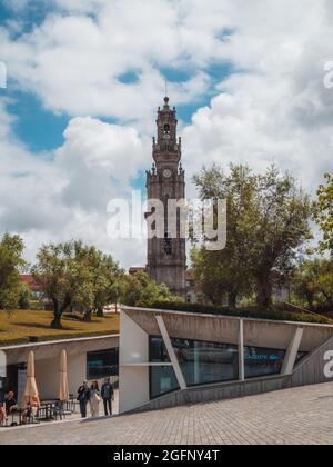 PORTO, PORTUGAL - 05. Jul 2021: Eine vertikale Aufnahme des Clerigos-Turms im portugiesischen Porto Stockfoto