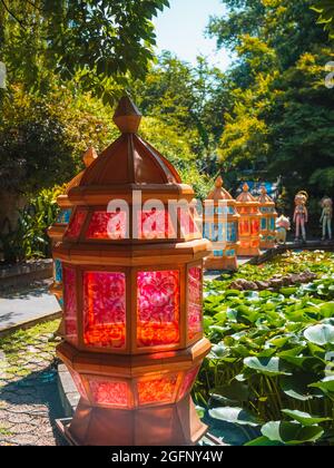 PORTO, PORTUGAL - 05. Jul 2021: а dekorative Lampe im Botanischen Garten von Porto. Portugal Stockfoto