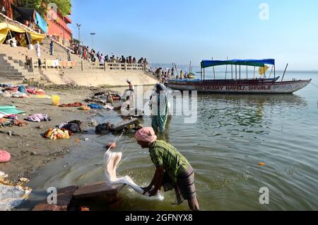 Dhobighat, der Ort, an dem am Ufer des Flusses Ganges in Varanasi Kleidung vom Waschenden gewaschen wird Stockfoto