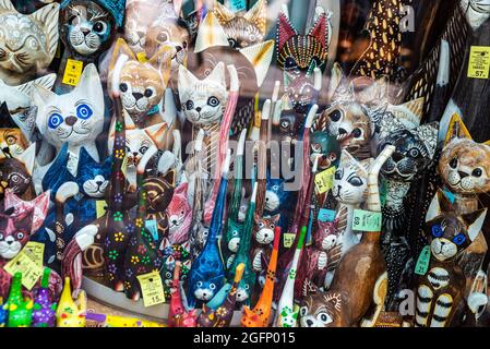 Krakau, Polen - 29. August 2018: Ausstellung eines originell polnischen Töpferwarenladens mit Katzenfiguren in der Slawkowska-Straße, Einkaufsstraße in Krakau, Pola Stockfoto