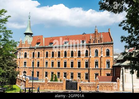 Krakau, Polen - 29. August 2018: Bau des Seminars der römisch-katholischen Erzdiözese mit Menschen in Krakau, Polen Stockfoto