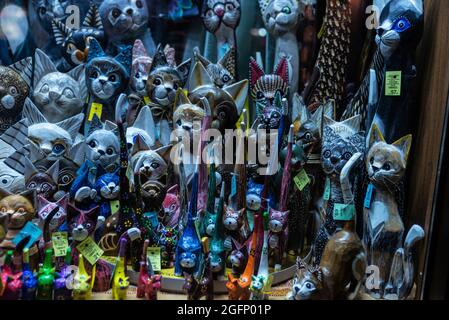 Krakau, Polen - 29. August 2018: Ausstellung eines originell polnischen Töpferwarenladens mit Katzenfiguren in der Slawkowska Straße, Einkaufsstraße in Kra Stockfoto