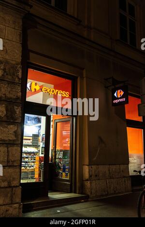 Krakau, Polen - 29. August 2018: Eingang eines Carrefour Express-Supermarkts in der Nacht in Krakau, Polen Stockfoto