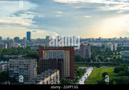 Wohngebiet Sankt Petersburg an einem Sommertag. Stockfoto