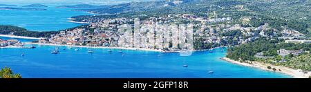 Stadt Primosten in Kroatien, Panorama im sonnigen Sommertag. Mittelalterliche Stadt an der Adriaküste Stockfoto