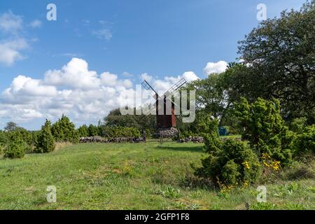 Ohessaare, Estland - 15. August 2021: Blick auf die Ohessaare Windmühlen auf der Insel Saaremaa in Estland Stockfoto