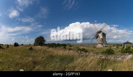 Ohessaare, Estland - 15. August 2021: Blick auf die Ohessaare Windmühlen auf der Insel Saaremaa in Estland Stockfoto