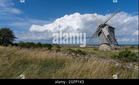 Ohessaare, Estland - 15. August 2021: Blick auf die Ohessaare Windmühlen auf der Insel Saaremaa in Estland Stockfoto