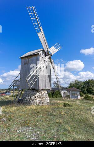 Ohessaare, Estland - 15. August 2021: Blick auf die Ohessaare Windmühlen auf der Insel Saaremaa in Estland Stockfoto