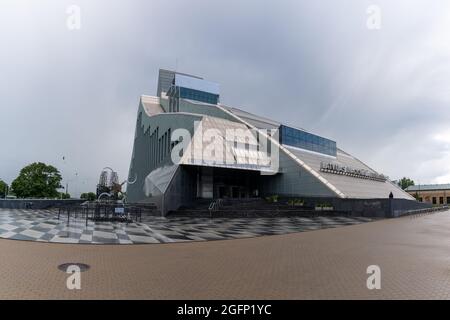 Riga, Lettland - 19. August 2021: Ansicht des Gebäudes der Nationalbibliothek Lettlands in der Innenstadt von Riga Stockfoto