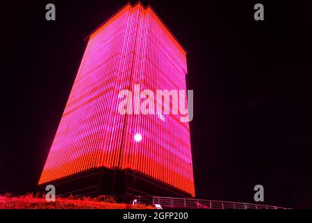 LED Außenmedien Fassade, Digital Signage Bildschirm. Außenfassadenbeleuchtung auf hohen Bürogebäude, LED-Wandleuchte, architektonische Medienbeleuchtung. Stockfoto