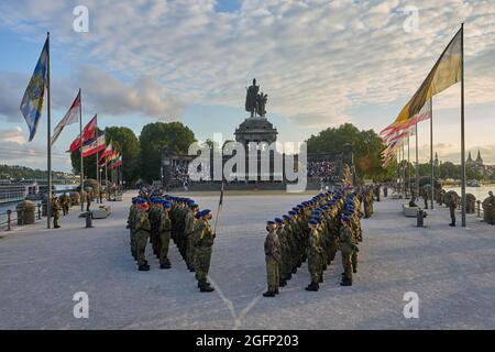 Koblenz, Deutschland. August 2021. Soldaten des Medizinischen Regiments 2 stehen vor der Reiterstatue von Kaiser Wilhelm zum Festversprechen im Deutschen Eck. Das Sanitätsregiment 2 habe Rheinland-Pfalz nach Angaben der Streitkräfte auch bei der Bekämpfung der Corona-Pandemie unterstützt. Quelle: Thomas Frey/dpa/Alamy Live News Stockfoto