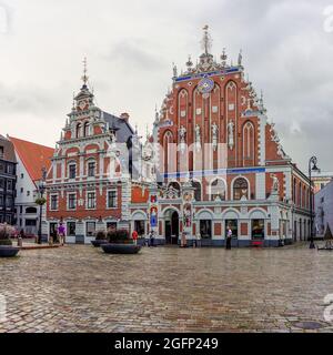 'Riga, Lettland - 19. August 2021: Ansicht des historischen Rathauses im alten Stadtzentrum RigaRiga, Lettland - 19. August 2021: ' Stockfoto