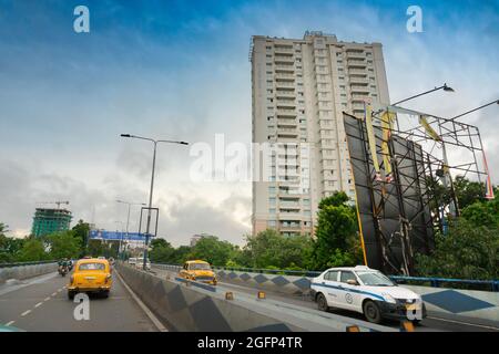 Kolkata, Westbengalen, Indien - 6. August 2019 : Gelbe Taxis passieren AJC Bose Road Flyover, geschäftigen Stadtverkehr der Kolkata Road. Stockfoto