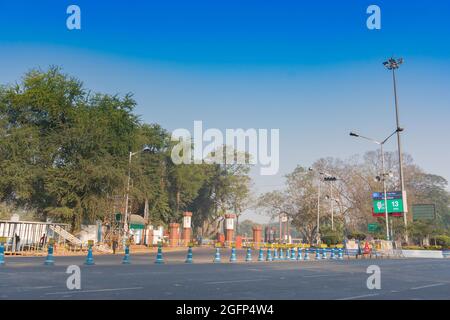 Kalkutta, Westbengalen, Indien - 23. Januar 2019 : Blick auf die leere Rote Straße am Morgen mit blauem Himmel darüber. Stockfoto