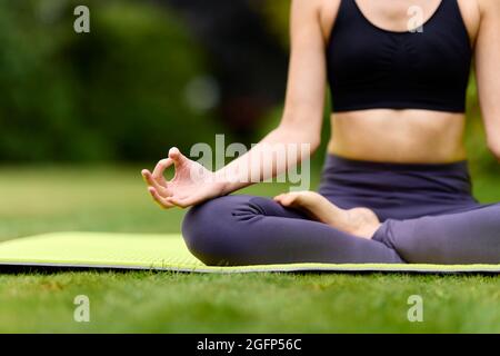 Frau praktiziert Yoga im Freien Stockfoto