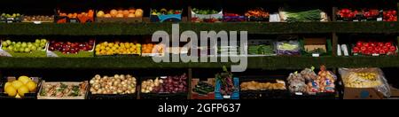 Obst und Gemüse auf dem Display. Stockfoto